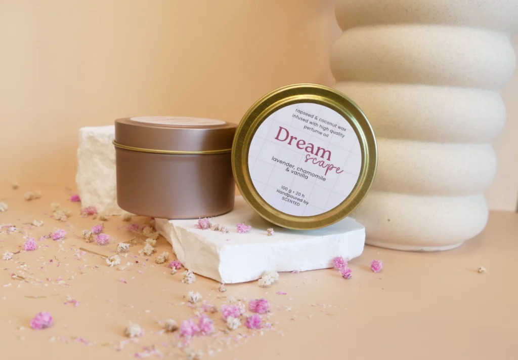 Manjša naravna dišeča sveča Dreamscape v aluminijasti roza ali zlati posodici – vonj sivke, vanilije in kamilice.