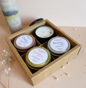 Paket štirih naravnih dišečih sveč v potovalni embalaži – različni vonji, minimalističen dizajn in trajnostna darilna embalaža.