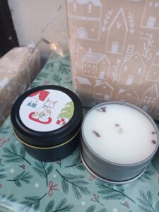 dišeča sveča z motivom zen muce