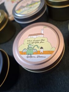 dišeča sveča z motivom zmaja in Ljubljane